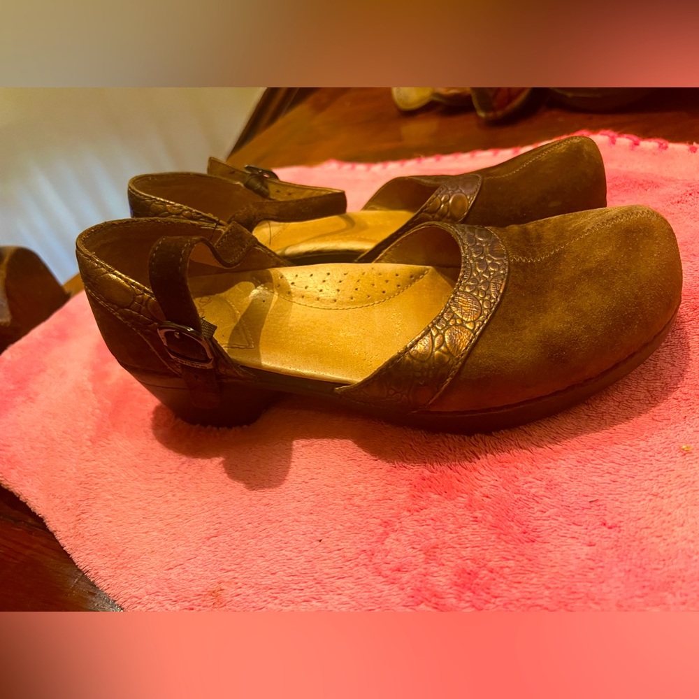 Dansko brown suede shoes size 39 (US 8.5)